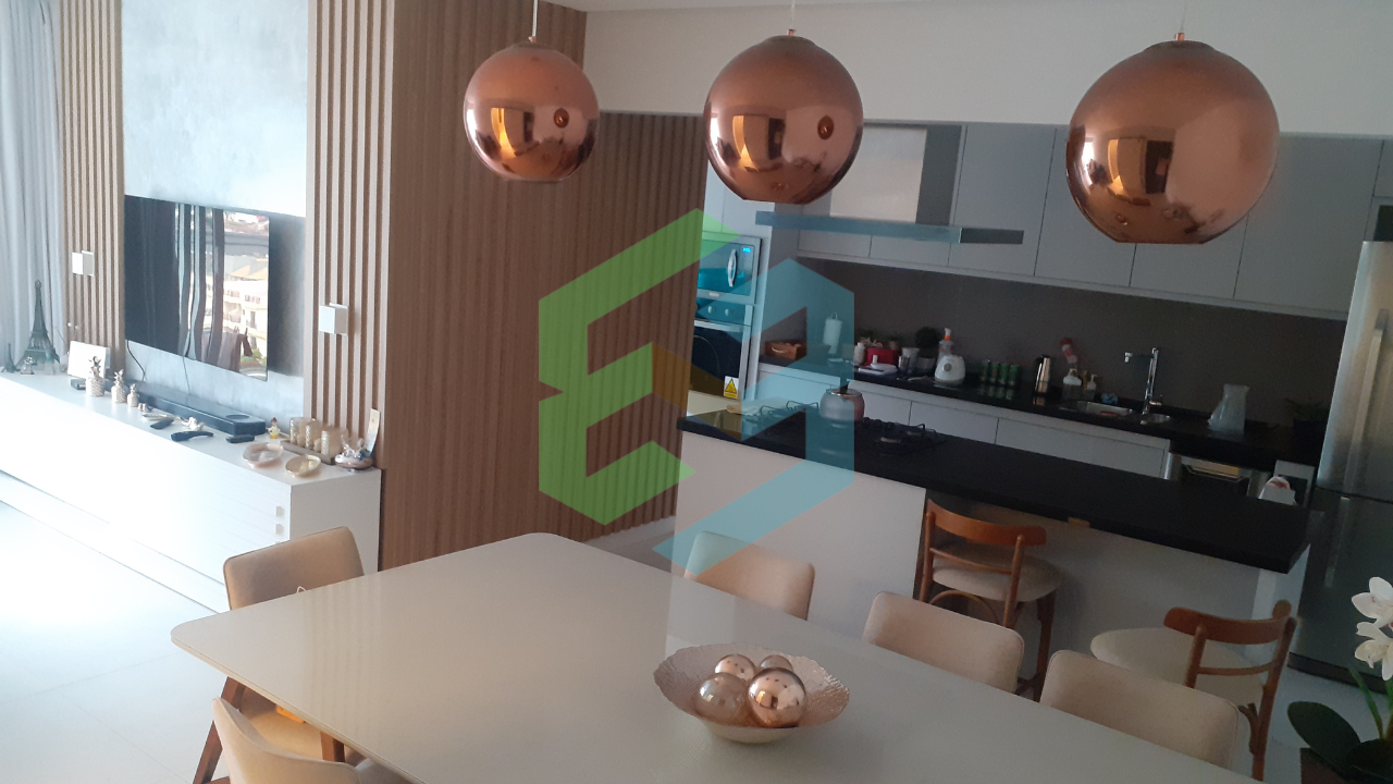 Apartamento 2 dorm (1 suíte), 2 vagas e depósito – Centro