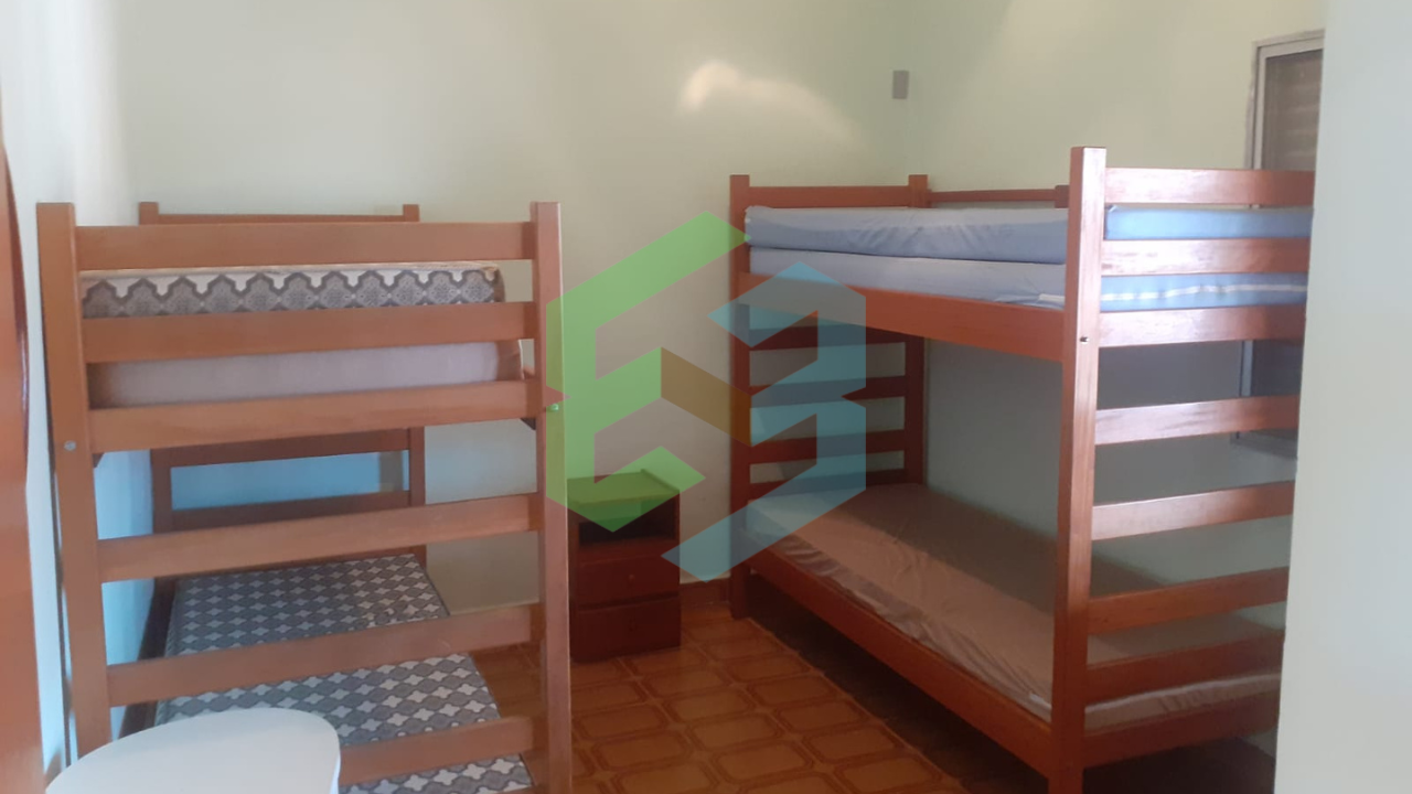 Casa alta de 3 dorm (1 suíte), quintal enorme, 10 vagas garagem
