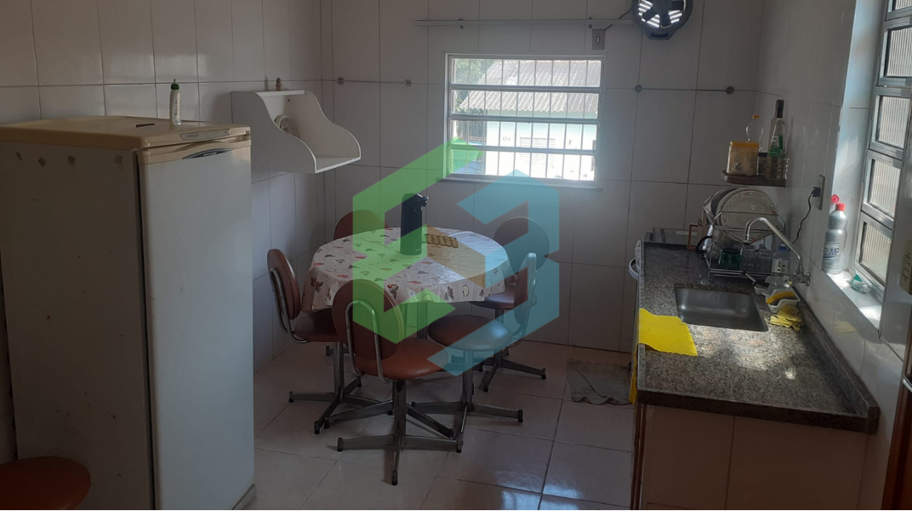 Casa alta de 3 dorm (1 suíte), quintal enorme, 10 vagas garagem