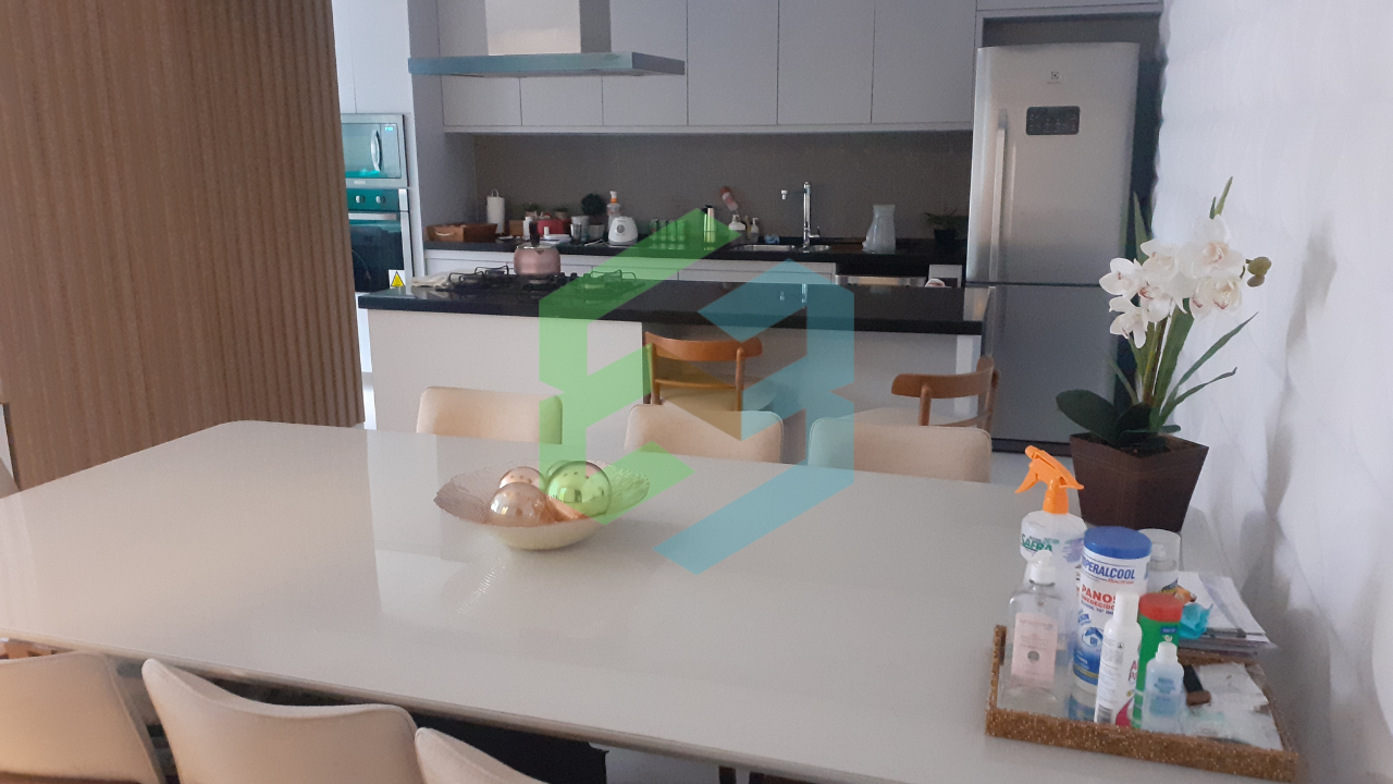 Apartamento 2 dorm (1 suíte), 2 vagas e depósito – Centro