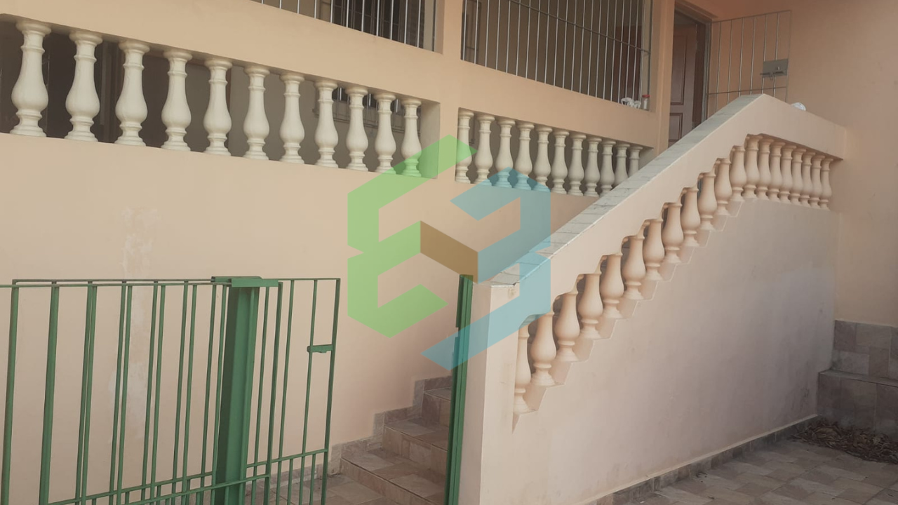 Casa alta de 3 dorm (1 suíte), quintal enorme, 10 vagas garagem