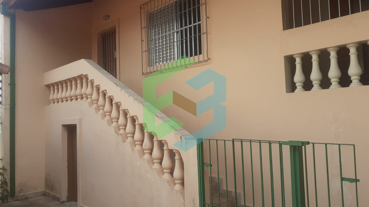 Casa alta de 3 dorm (1 suíte), quintal enorme, 10 vagas garagem