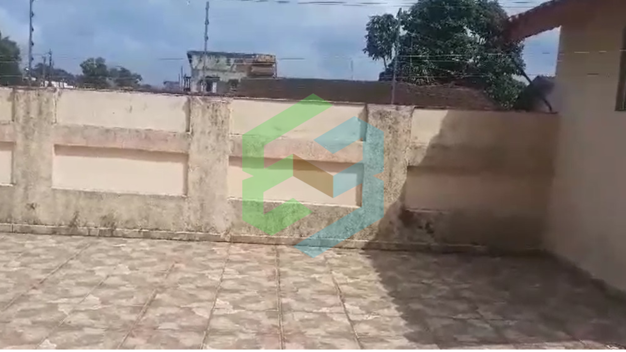 Casa alta de 3 dorm (1 suíte), quintal enorme, 10 vagas garagem