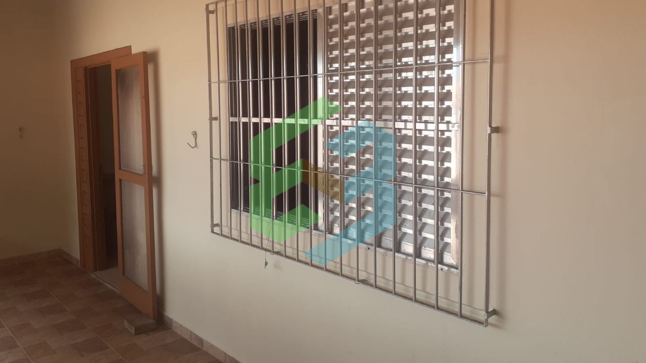 Casa alta de 3 dorm (1 suíte), quintal enorme, 10 vagas garagem
