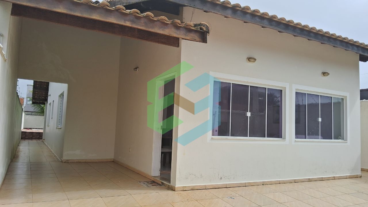 Refúgio perfeito a 150 metros da praia com 3 dorm (1suite) e piscina