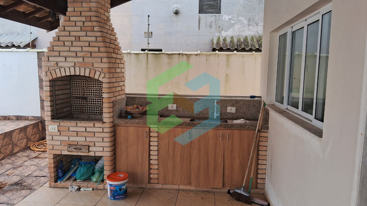 Refúgio perfeito a 150 metros da praia com 3 dorm (1suite) e piscina