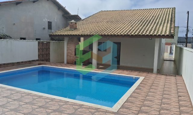 Refúgio perfeito a 150 metros da praia com 3 dorm (1suite) e piscina