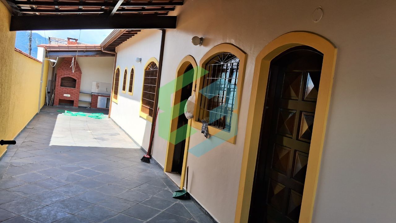 Casa geminada 2 dormitórios (1 suíte) 4 vagas de garagem