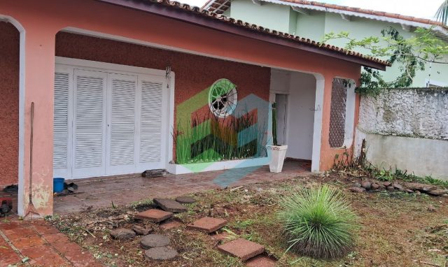 Casa térrea com 3 dorm (1suíte), ampla sala, 4 vagas e churrasqueira