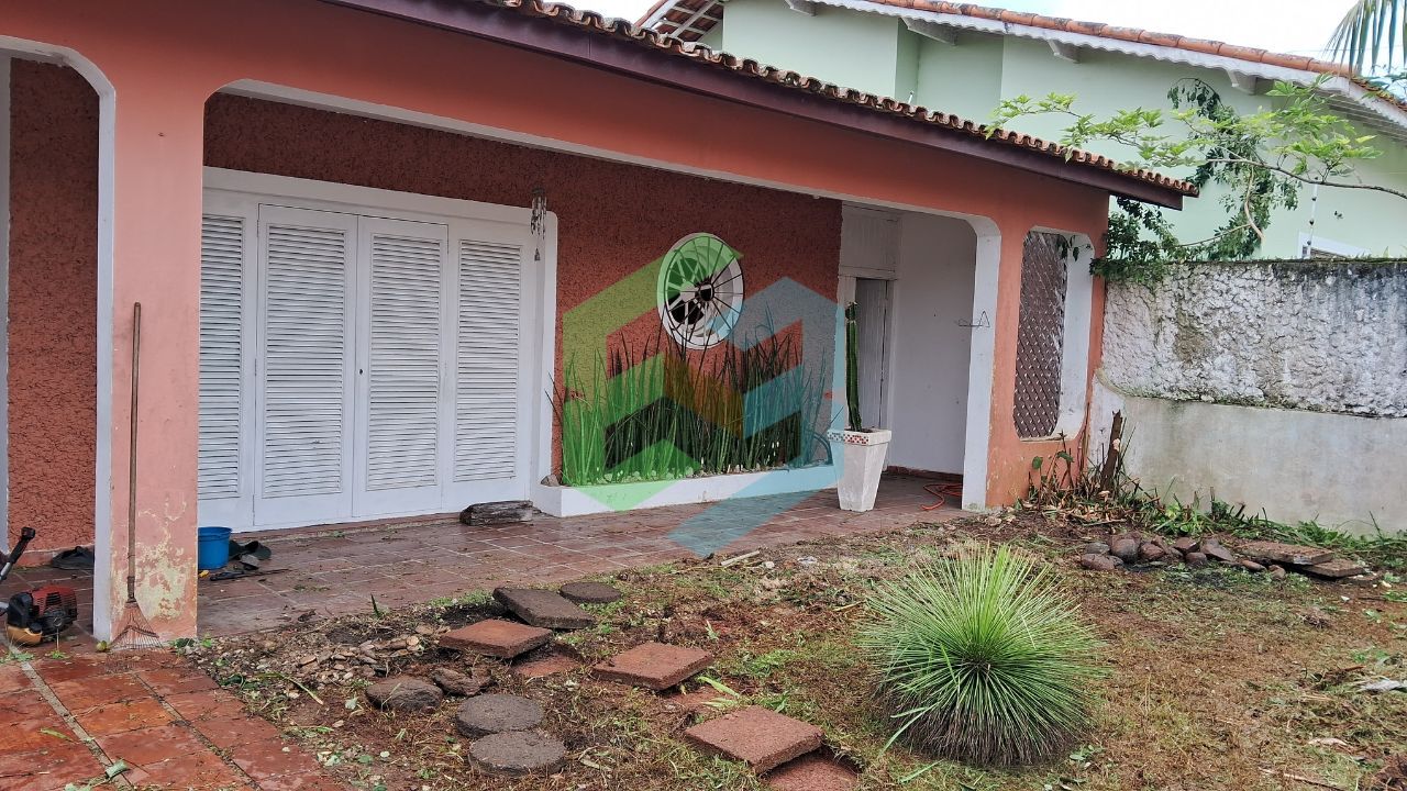 Casa térrea com 3 dorm (1suíte), ampla sala, 4 vagas e churrasqueira