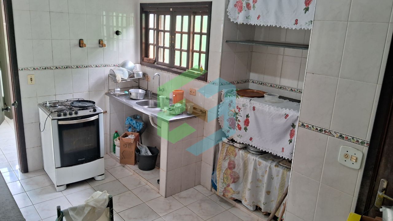 Casa térrea, 3 dorm (1Suíte), sala em “L”, 2 vagas e edícula completa