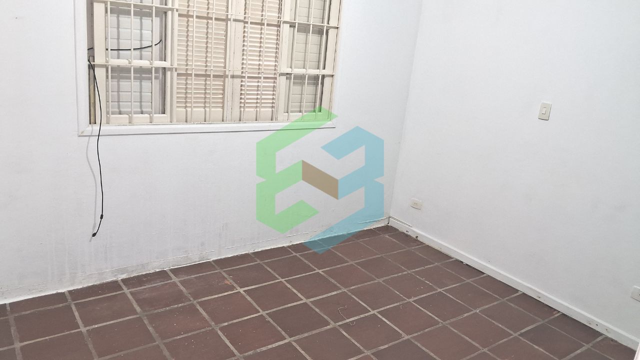 Casa térrea com 3 dorm (1suíte), ampla sala, 4 vagas e churrasqueira