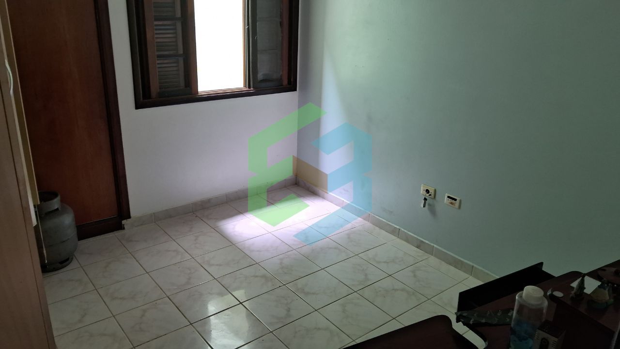 Casa térrea, 3 dorm (1Suíte), sala em “L”, 2 vagas e edícula completa