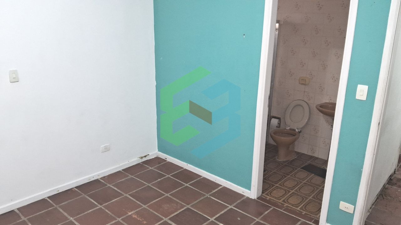 Casa térrea com 3 dorm (1suíte), ampla sala, 4 vagas e churrasqueira