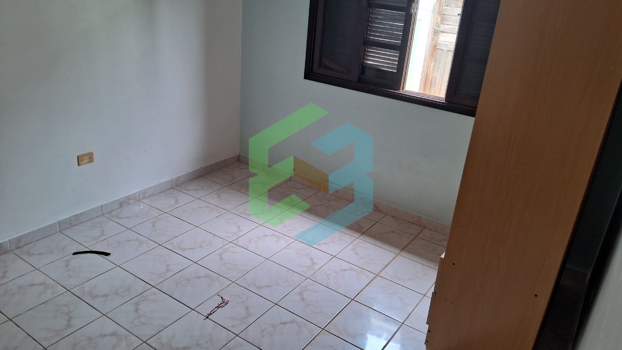 Casa térrea, 3 dorm (1Suíte), sala em “L”, 2 vagas e edícula completa