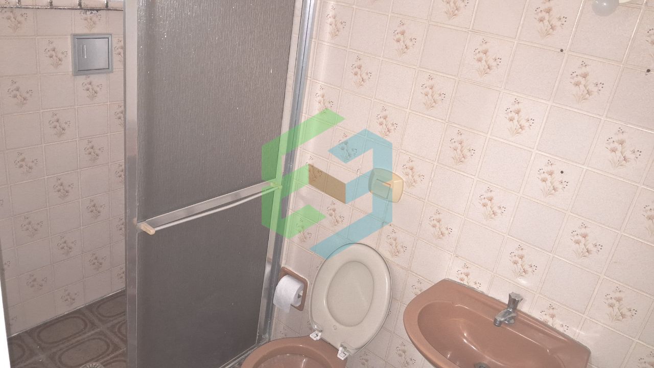 Casa térrea com 3 dorm (1suíte), ampla sala, 4 vagas e churrasqueira