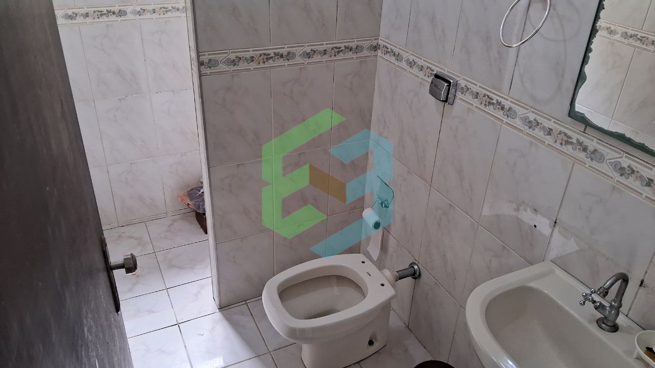 Casa térrea, 3 dorm (1Suíte), sala em “L”, 2 vagas e edícula completa