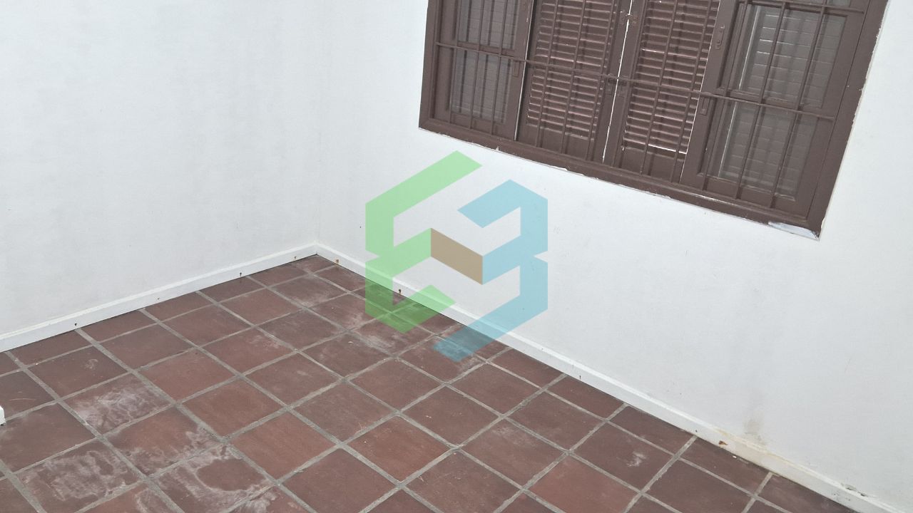 Casa térrea com 3 dorm (1suíte), ampla sala, 4 vagas e churrasqueira