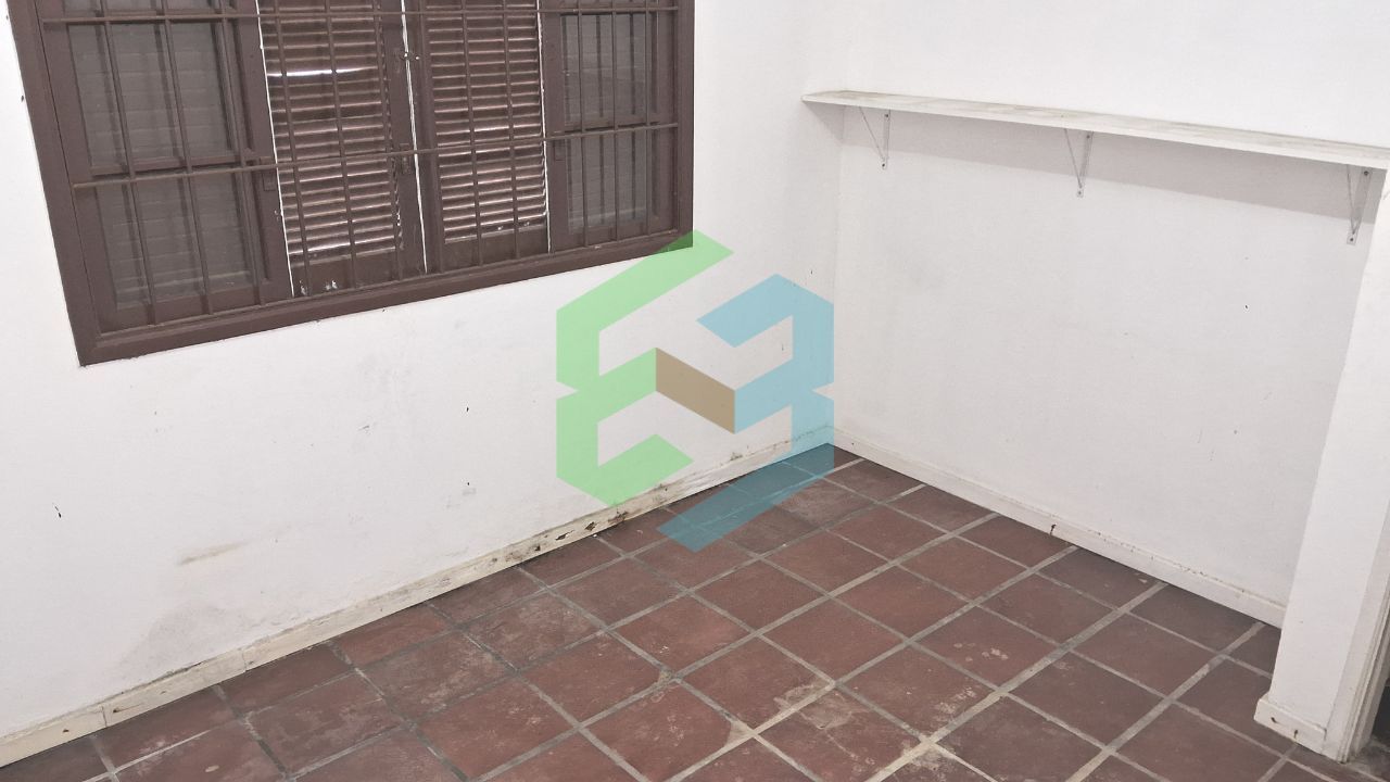 Casa térrea com 3 dorm (1suíte), ampla sala, 4 vagas e churrasqueira