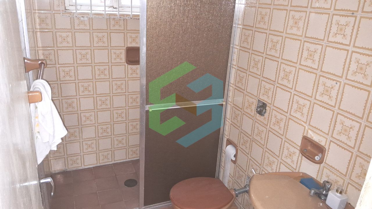 Casa térrea com 3 dorm (1suíte), ampla sala, 4 vagas e churrasqueira