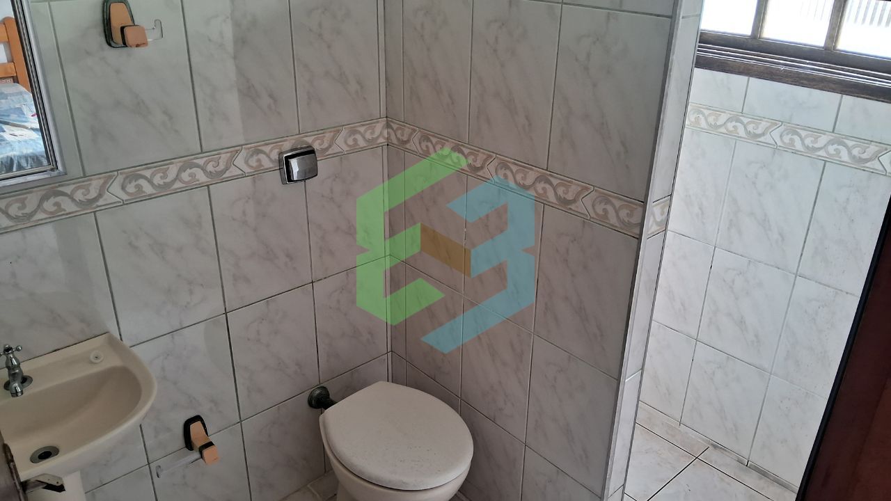 Casa térrea, 3 dorm (1Suíte), sala em “L”, 2 vagas e edícula completa