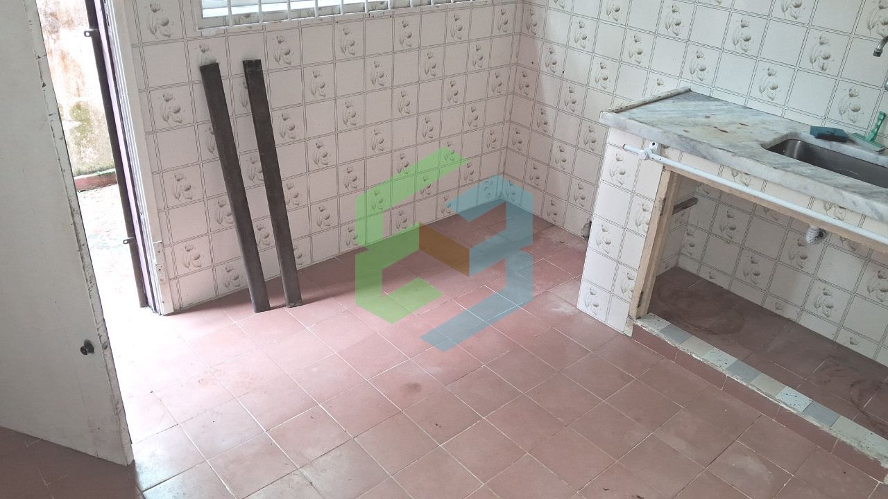 Casa térrea com 3 dorm (1suíte), ampla sala, 4 vagas e churrasqueira