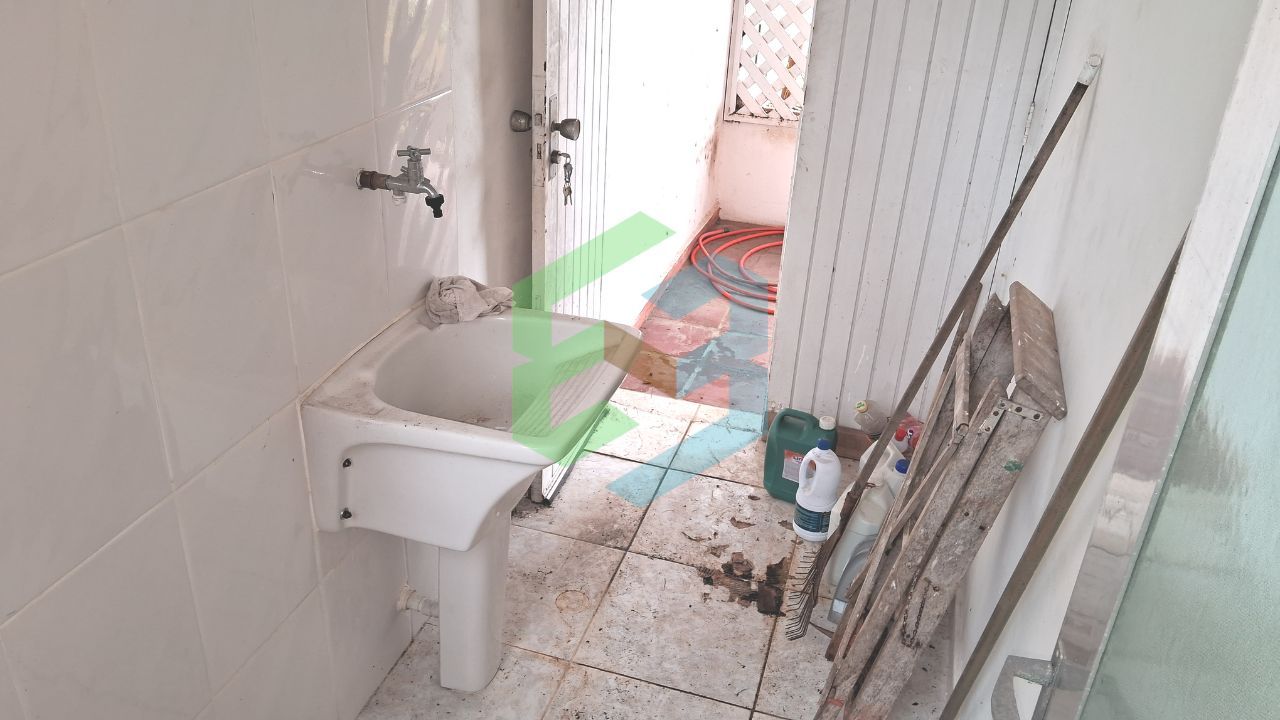 Casa térrea com 3 dorm (1suíte), ampla sala, 4 vagas e churrasqueira