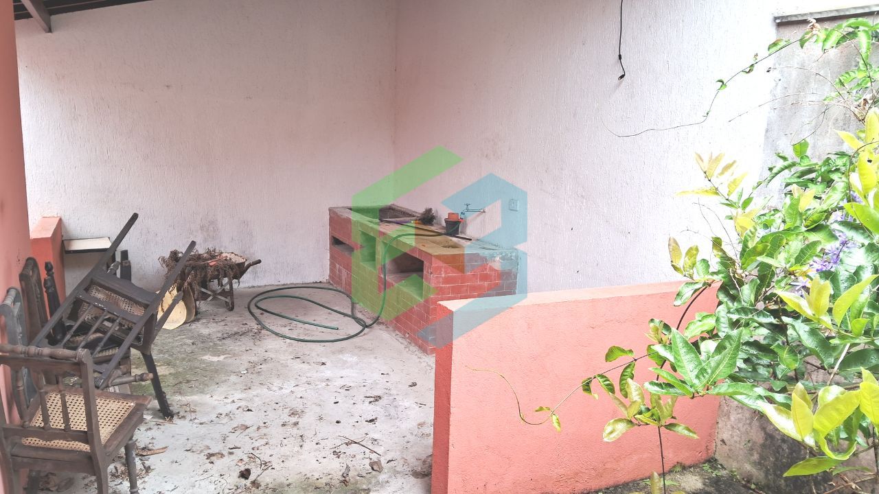Casa térrea com 3 dorm (1suíte), ampla sala, 4 vagas e churrasqueira