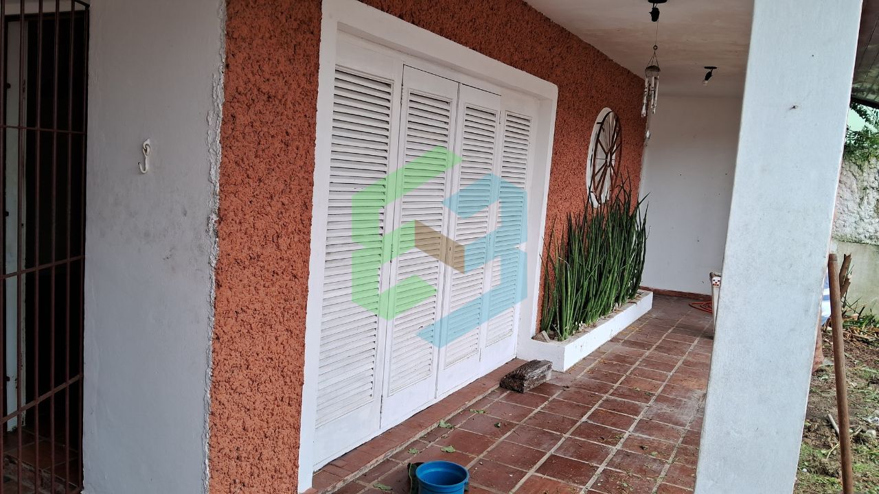 Casa térrea com 3 dorm (1suíte), ampla sala, 4 vagas e churrasqueira