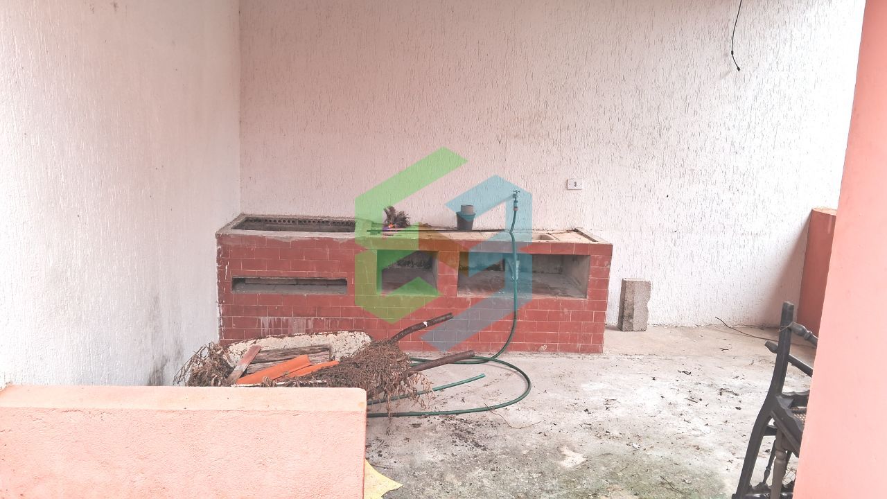 Casa térrea com 3 dorm (1suíte), ampla sala, 4 vagas e churrasqueira