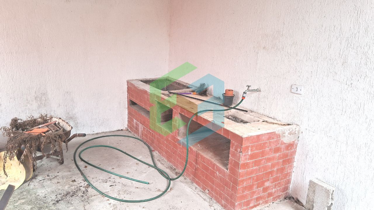 Casa térrea com 3 dorm (1suíte), ampla sala, 4 vagas e churrasqueira