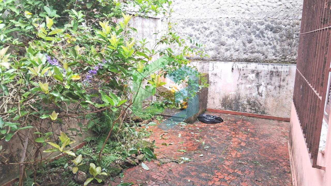 Casa térrea com 3 dorm (1suíte), ampla sala, 4 vagas e churrasqueira