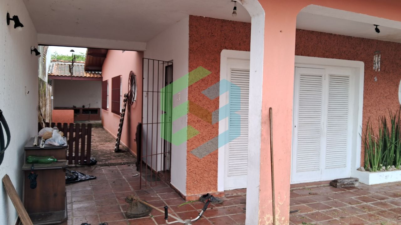 Casa térrea com 3 dorm (1suíte), ampla sala, 4 vagas e churrasqueira