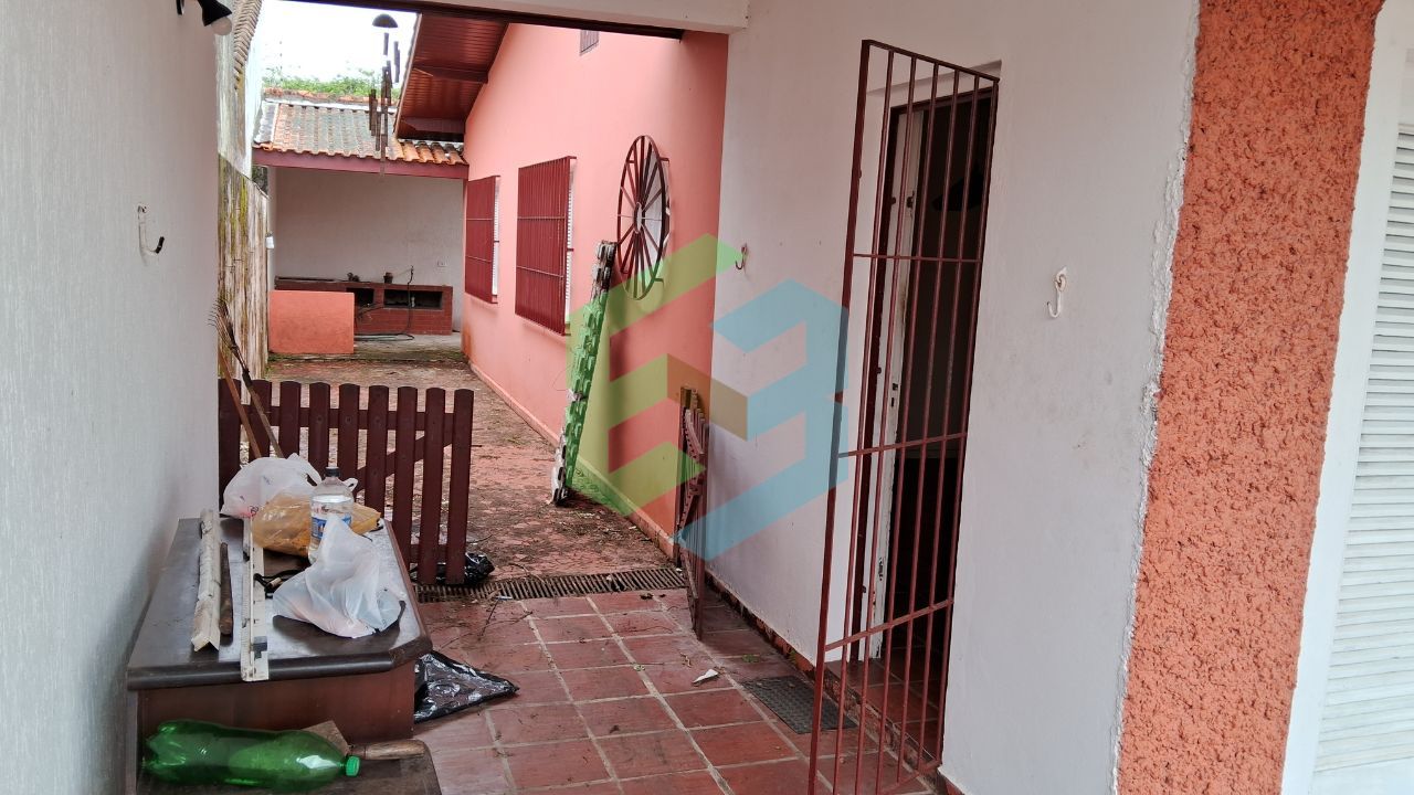 Casa térrea com 3 dorm (1suíte), ampla sala, 4 vagas e churrasqueira