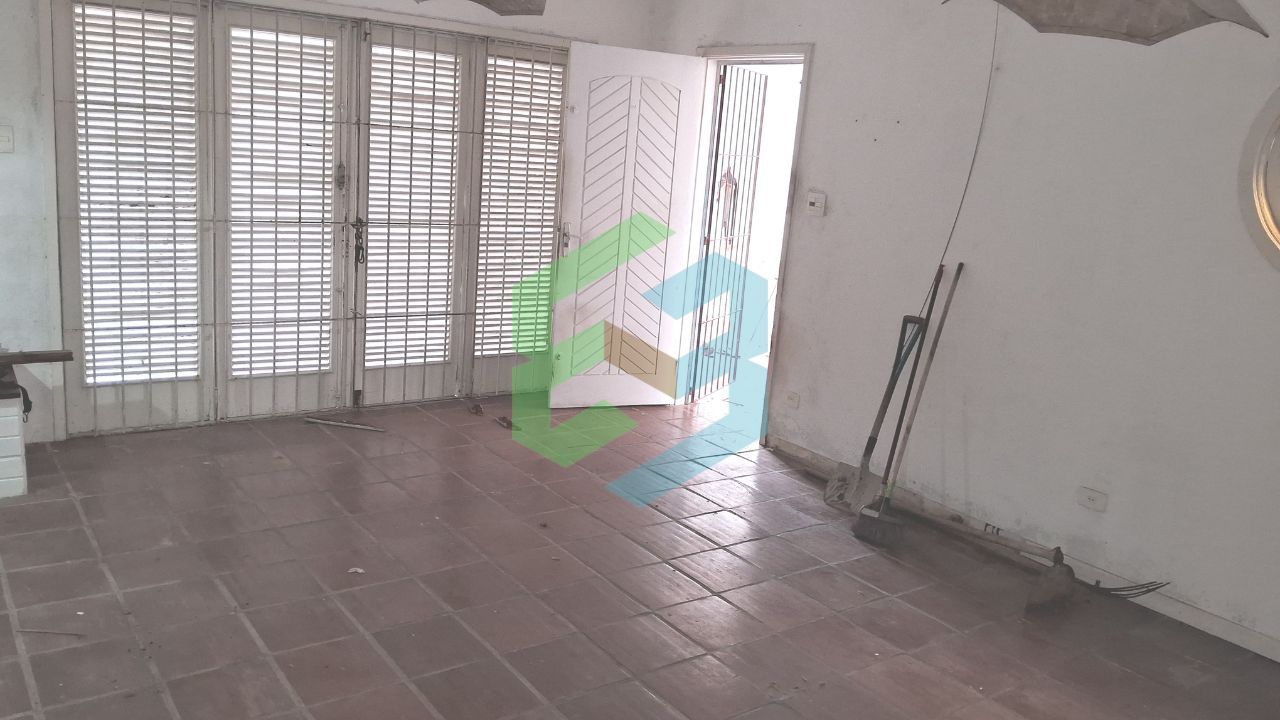 Casa térrea com 3 dorm (1suíte), ampla sala, 4 vagas e churrasqueira