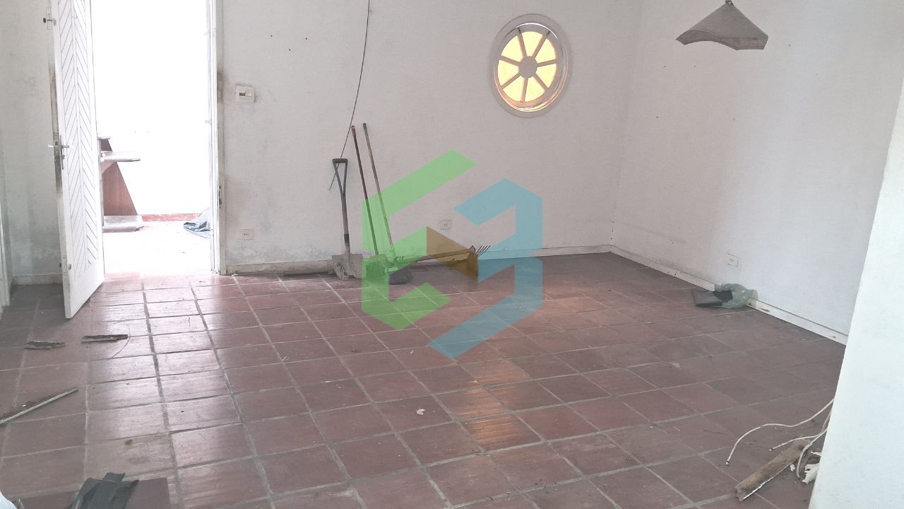 Casa térrea com 3 dorm (1suíte), ampla sala, 4 vagas e churrasqueira