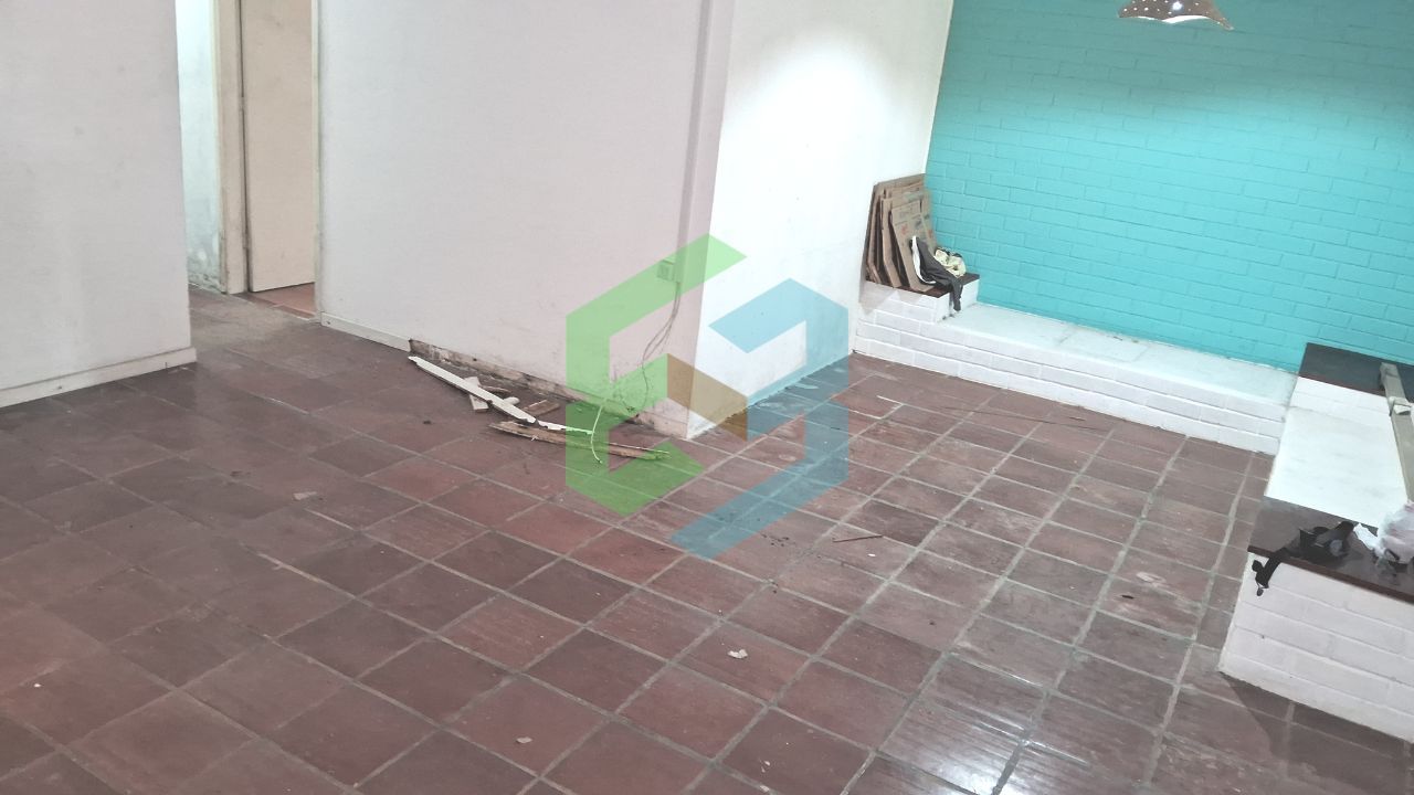Casa térrea com 3 dorm (1suíte), ampla sala, 4 vagas e churrasqueira