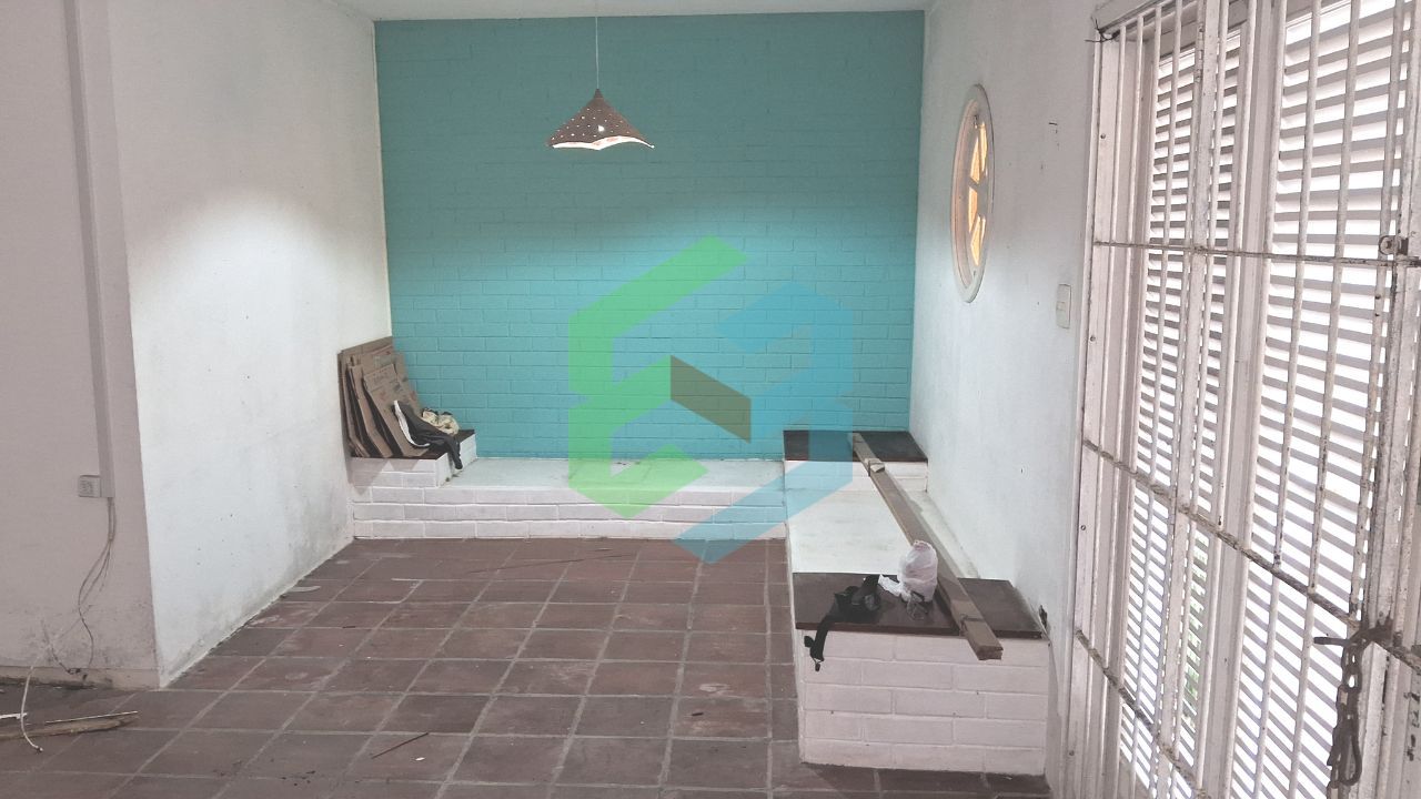 Casa térrea com 3 dorm (1suíte), ampla sala, 4 vagas e churrasqueira