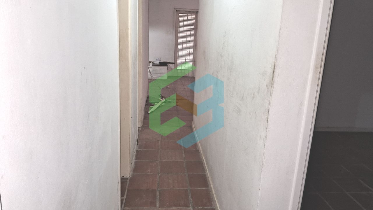 Casa térrea com 3 dorm (1suíte), ampla sala, 4 vagas e churrasqueira