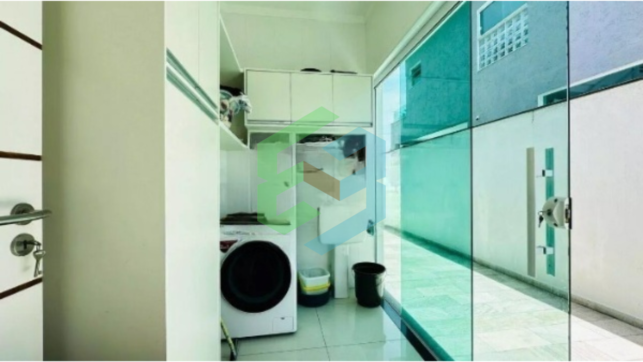 Sobrado 4 dorm (2 suítes) em condomínio fechado próximo a praia