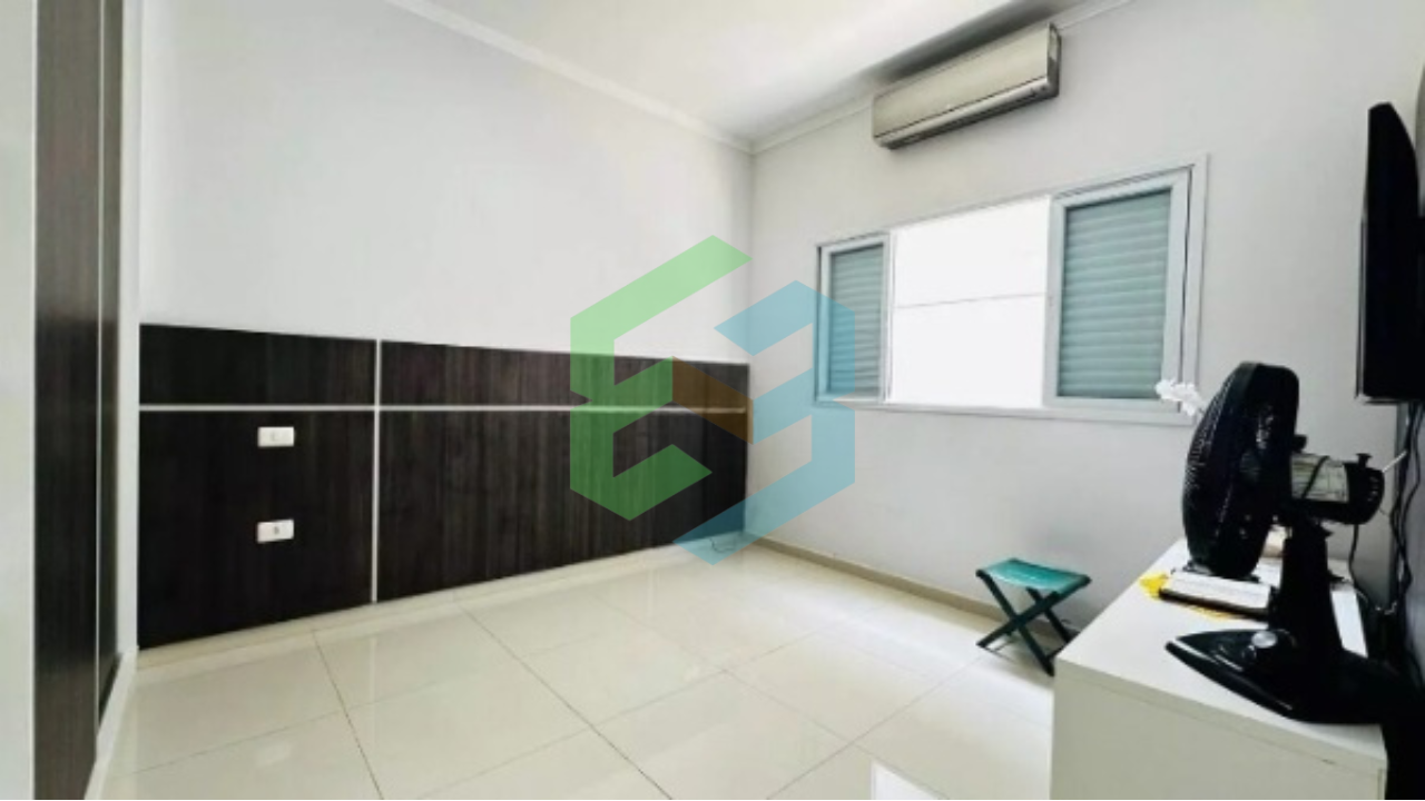 Sobrado 4 dorm (2 suítes) em condomínio fechado próximo a praia