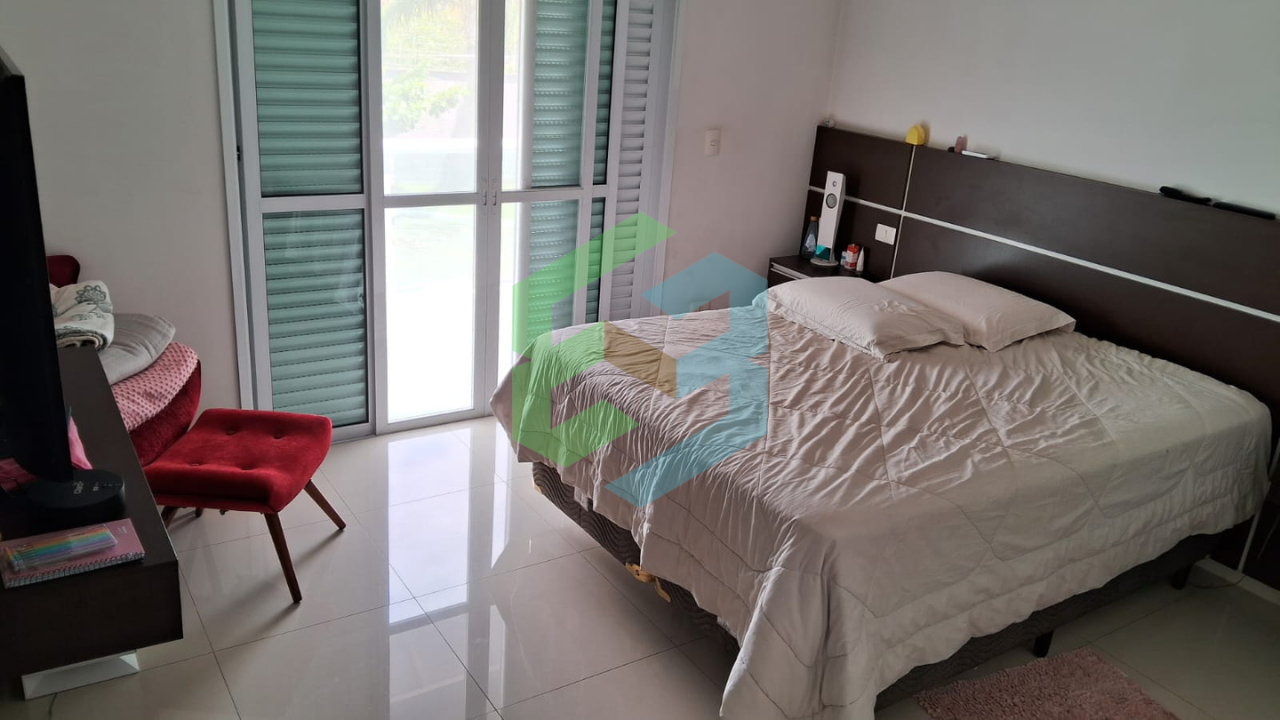 Sobrado 4 dorm (2 suítes) em condomínio fechado próximo a praia