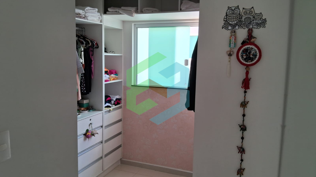 Sobrado 4 dorm (2 suítes) em condomínio fechado próximo a praia