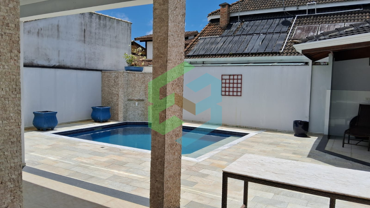 Sobrado 4 dorm (2 suítes) em condomínio fechado próximo a praia