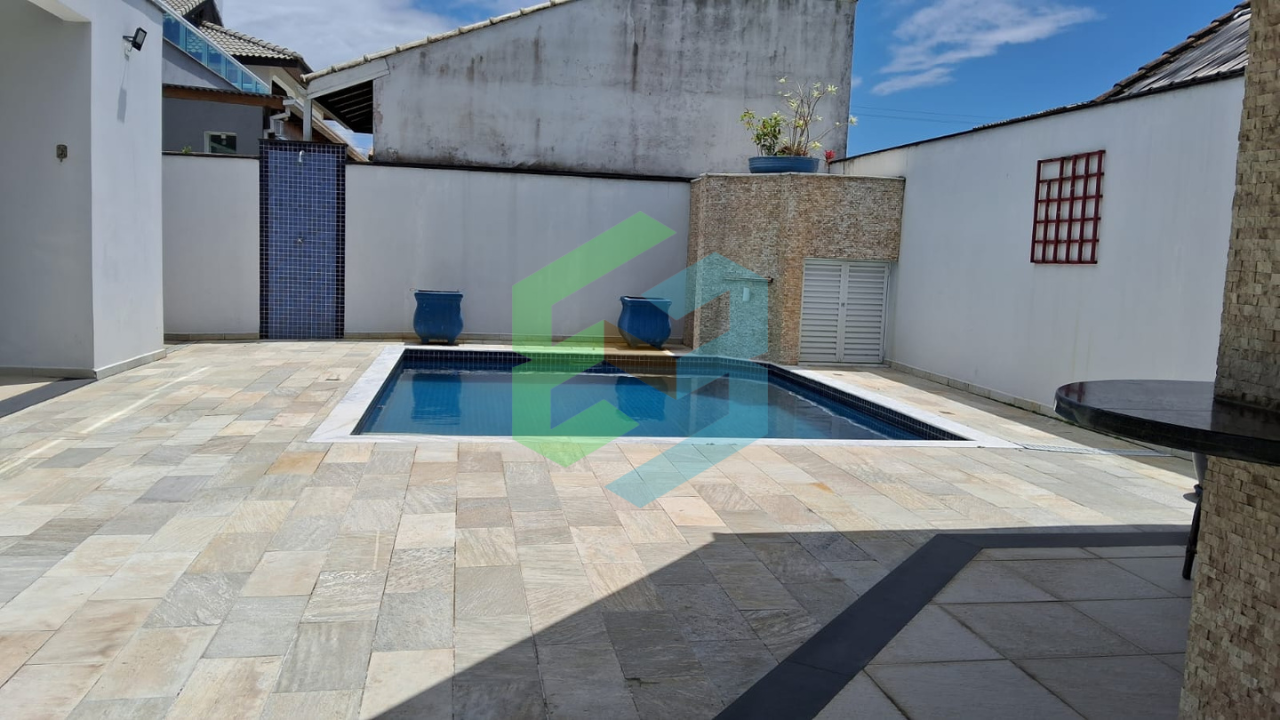 Sobrado 4 dorm (2 suítes) em condomínio fechado próximo a praia