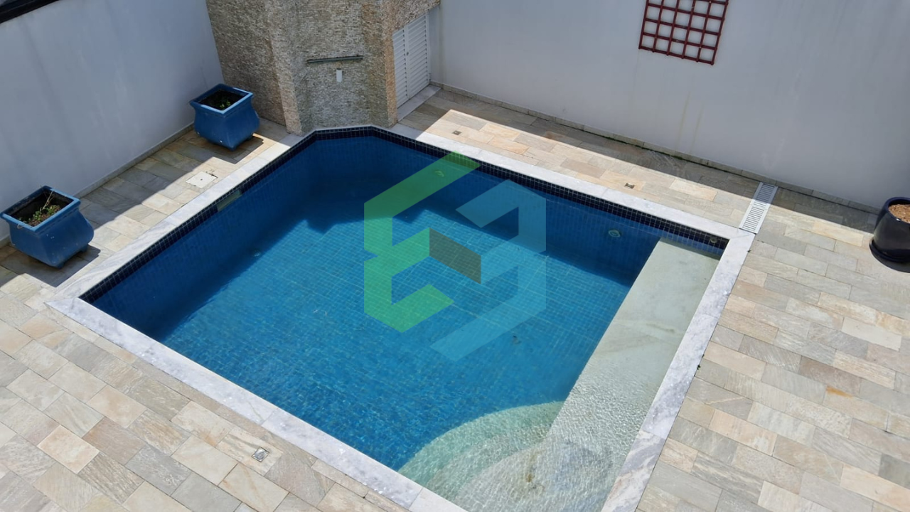 Sobrado 4 dorm (2 suítes) em condomínio fechado próximo a praia