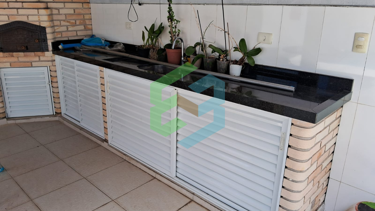 Sobrado 4 dorm (2 suítes) em condomínio fechado próximo a praia