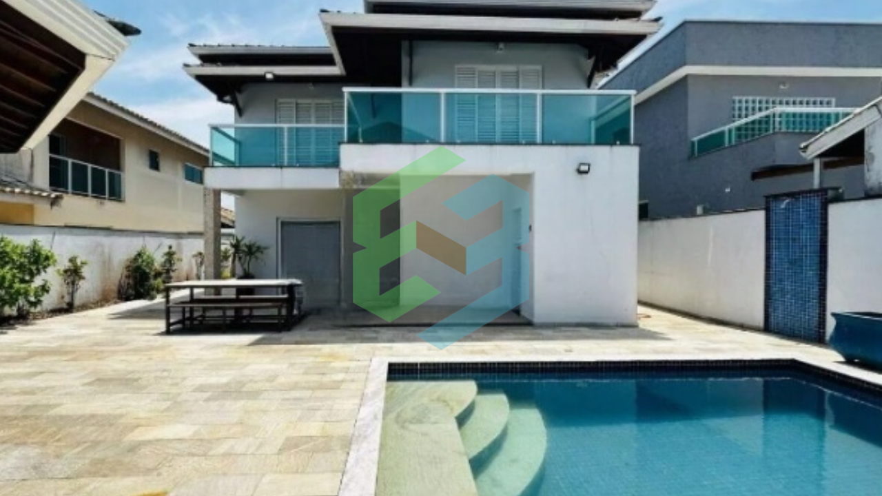 Sobrado 4 dorm (2 suítes) em condomínio fechado próximo a praia