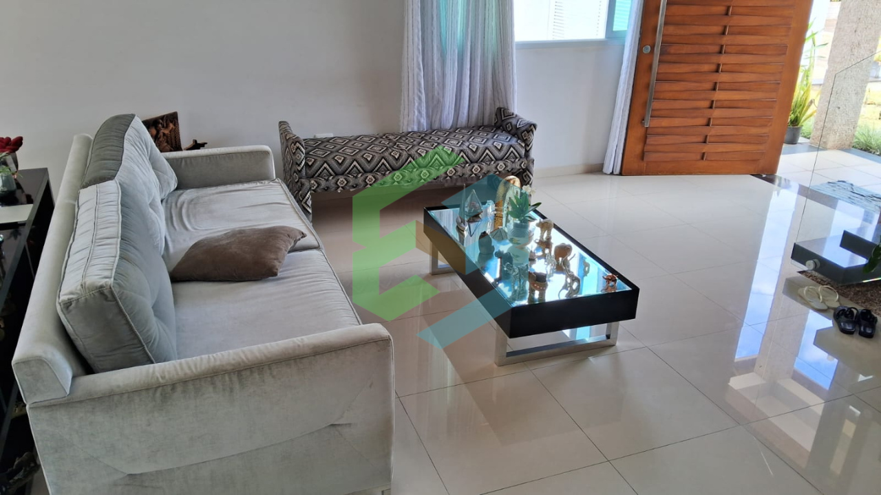 Sobrado 4 dorm (2 suítes) em condomínio fechado próximo a praia
