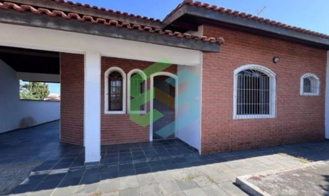 Casa de 3 dorm (1 suíte), piscina e churrasqueira, próximo a praia